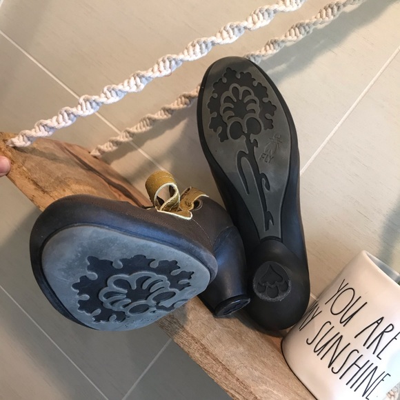 Fly London Leather Vintage Heel Pump Shoes - Picture 9 of 13